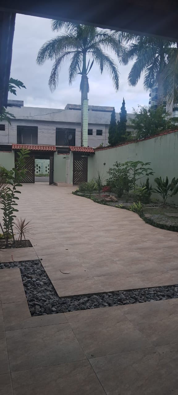 3 Dormitórios sendo 1 suíte, 3 banheiros, sala, cozinha, churrasqueira, área de serviço e 7 vagas