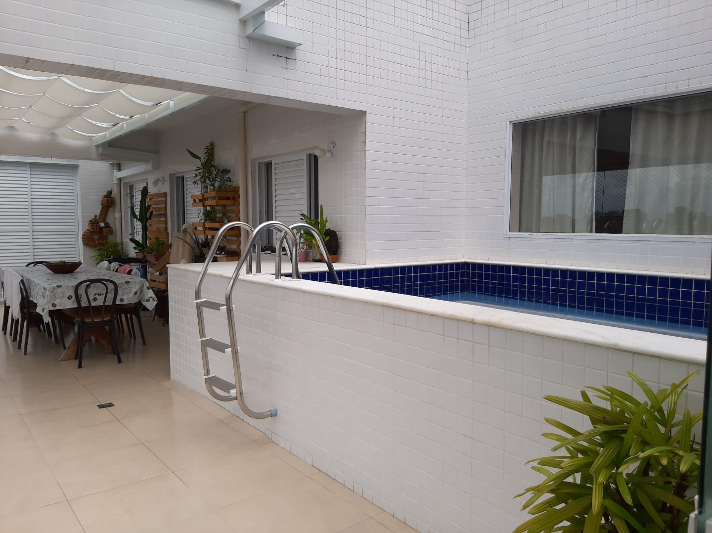 Excelente oportunidade; 3 dormitórios sendo uma suíte, banheiro social, um lavabo, varanda gourmet ampla e aconchegante 